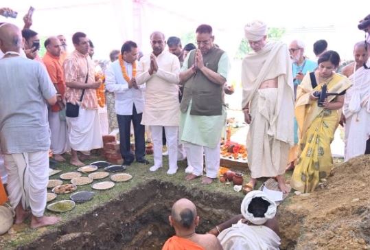 राधा बांके बिहारी मंदिर निर्माण के भूमि पूजन कार्यक्रम में प्रतिभाग करते कैबिनेट मंत्री गणेश जोशी