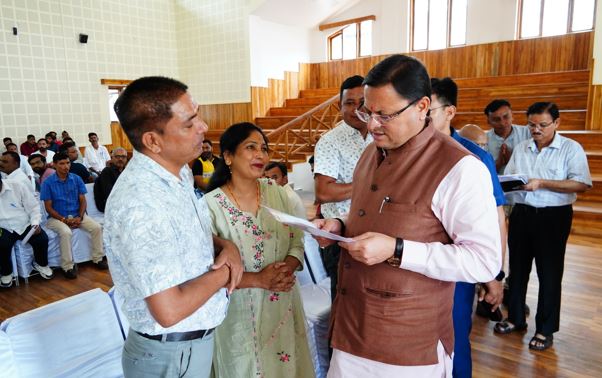 मुख्यमंत्री पुष्कर सिंह धामी ने रविवार को मुख्यमंत्री कैंप कार्यालय स्थित मुख्य सेवक सदन में जन समस्याएं सुनी।