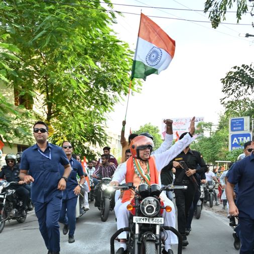 तिरंगा बाइक रैली में शामिल हुए मुख्यमंत्री पुष्कर सिंह धामी।