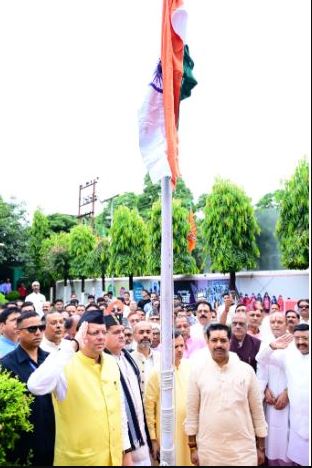 स्वतंत्रता दिवस पर मुख्यमंत्री धामी ने किया ध्वजारोहण