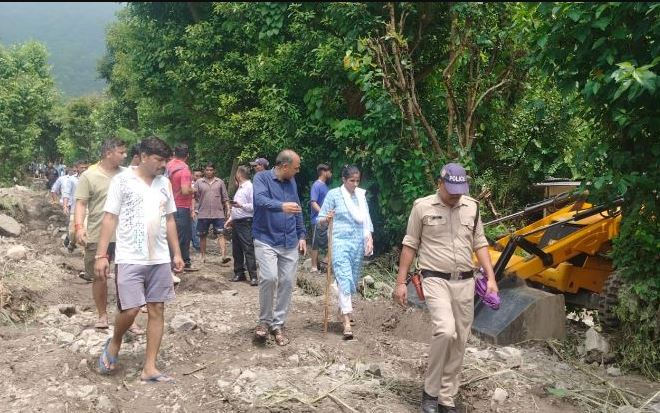 डीएम ने माल देवता के आपदा प्रभावित इलाके का किया दौरा