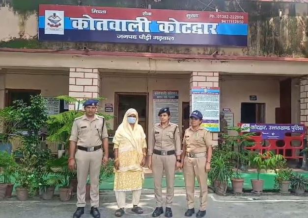 10 हजार की ईनामी गैंग लीडर को पुलिस ने धर दबोचा