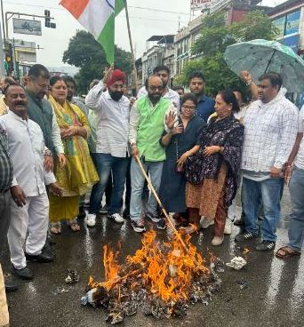 राहुल गांधी पर टिप्पणी के विरोध में कांग्रेस ने भाजपा का पुतला फूंका