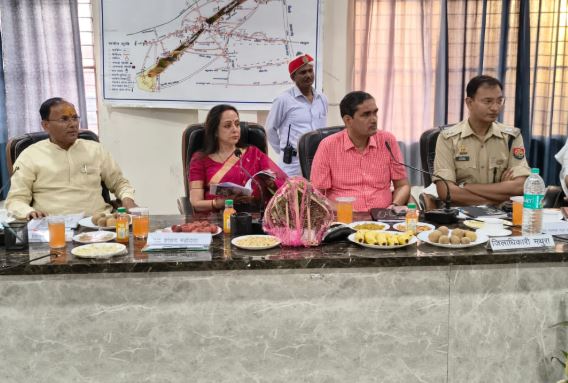 सांसद हेमा मालिनी ने मुड़िया पूर्णिमा मेला की समीक्षा बैठक मैं तैयारी को परखा
