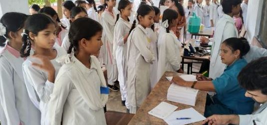 एमकेपी इंटर कॉलेज में श्री महंत इन्दिरेश अस्पताल ने करवाया निःशुल्क स्वास्थ्य शिविर