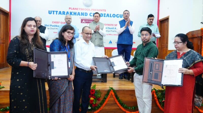 सीएम धामी ने सारकोट आदर्श ग्राम के प्राथमिक विद्यालय में डिजिटल क्लास का वर्चुअल उद्घाटन किया।