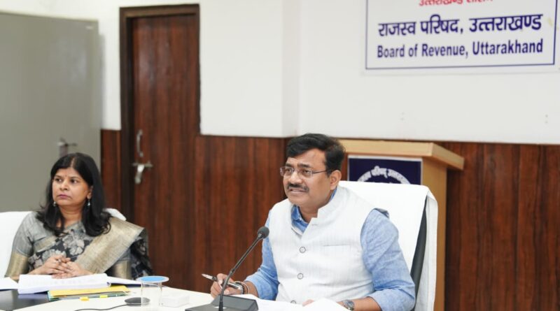 मुख्य सचिव ने इंदिरा मार्केट और आढ़त बाजार के कार्यों को तेजी से पूरा करने के निर्देश दिए, साथ ही देहरादून में अंडरग्राउंड पार्किंग की संभावनाएं तलाशने पर जोर दिया।