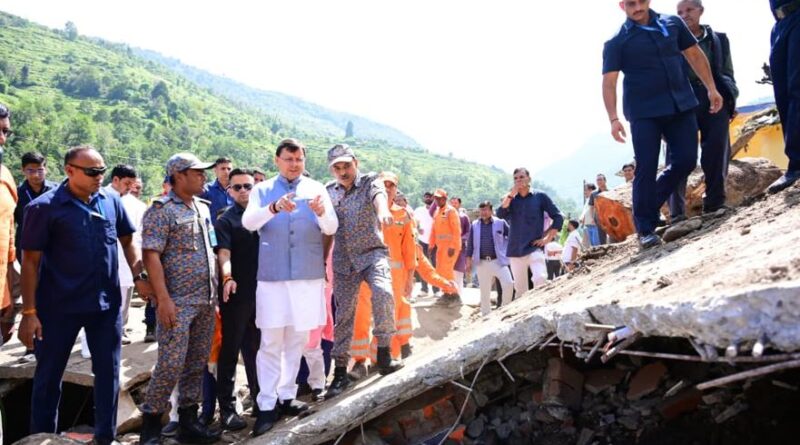 चमोली आपदा प्रभावित इलाकों में पहुंचे मुख्यमंत्री ने लोगों का दुख साझा किया और सरकार की ओर से पूरी मदद का आश्वासन दिया।