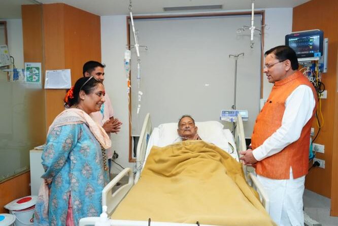 मुख्यमंत्री पुष्कर सिंह धामी ने मैक्स हॉस्पिटल में जाकर पूर्व मुख्यमंत्री भुवन चंद्र खंडूरी के स्वास्थ्य का हालचाल जाना