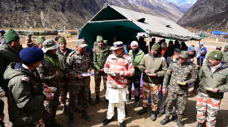 मुख्यमंत्री धामी ने मिलम सीमा क्षेत्र में आईटीबीपी कर्मियों और नागरिकों से मुलाकात की।