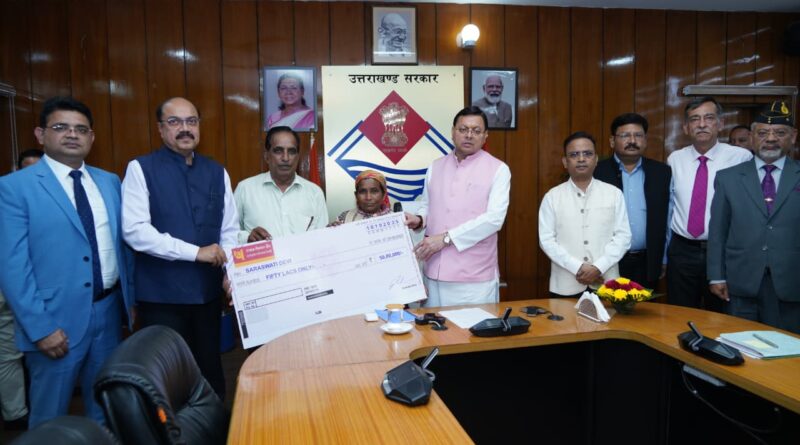 मुख्यमंत्री पुष्कर सिंह धामी ने उपनल के माध्यम से सेवारत तीन कर्मियों के आश्रितों को 50-50 लाख की सहायता राशि के चेक प्रदान किए।