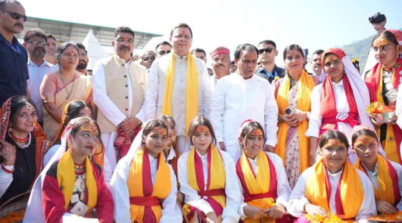 सीएम धामी ने सहकारिता मेले में स्टॉलों का निरीक्षण कर कहा – स्थानीय उत्पाद राज्य की अर्थव्यवस्था की मजबूती का आधार हैं।