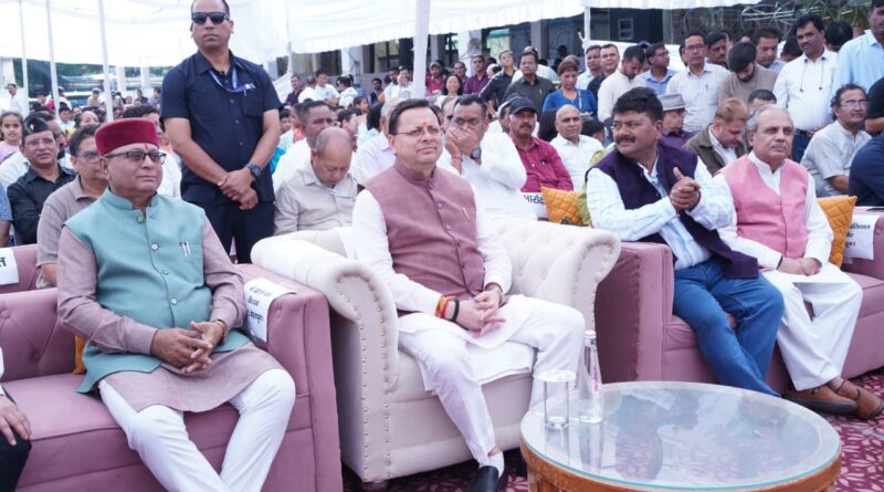 मुख्यमंत्री धामी ने उत्तरांचल प्रेस क्लब के दीपावली महोत्सव-2025 में हिस्सा लेकर लक्की ड्रॉ विजेताओं को सम्मानित किया।