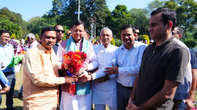 मुख्यमंत्री पुष्कर सिंह धामी को मंत्रीगण, विधायक और अधिकारियों ने मुख्यमंत्री आवास में दीपावली की शुभकामनाएं दीं।