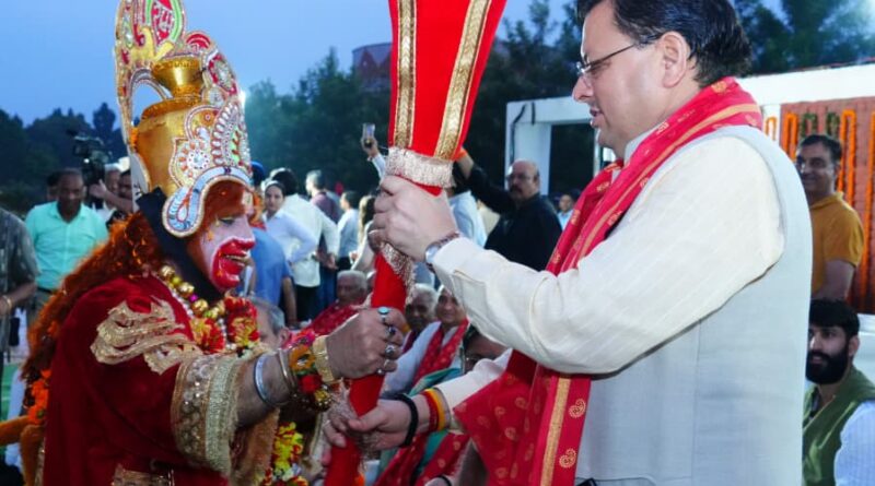 सीएम धामी ने परेड ग्राउंड से जनता को विजयदशमी की शुभकामनाएँ दीं
