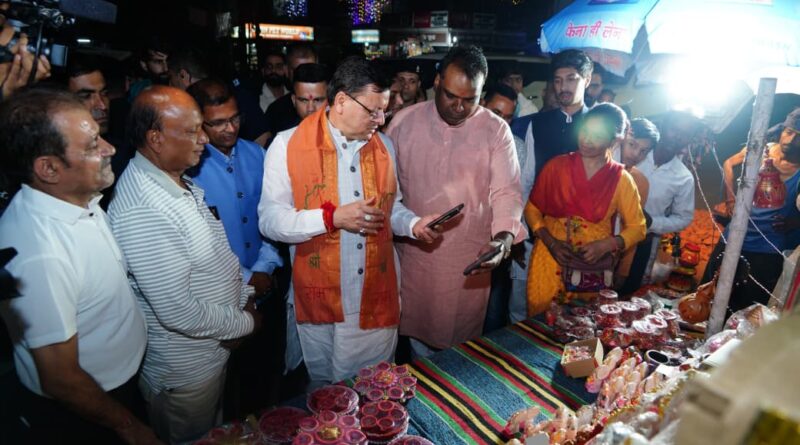 मुख्यमंत्री ने देहरादून में दीपावली की खरीदारी के दौरान पारंपरिक कला को बढ़ावा देने का संदेश दिया।