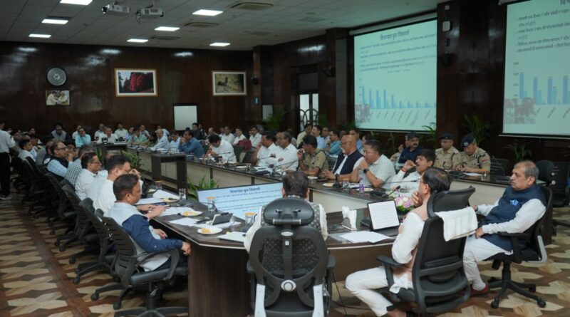 हेल्पलाइन 1905 की समीक्षा करते हुए धामी ने दिए दिशा-निर्देश