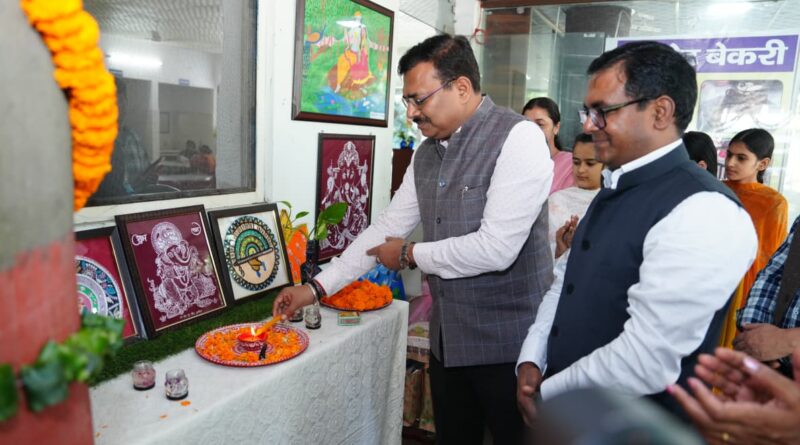 मुख्य सचिव आनंद बर्द्धन ने बाल गृहों और महिला गृहों की उत्पाद प्रदर्शनी का किया शुभारंभ।