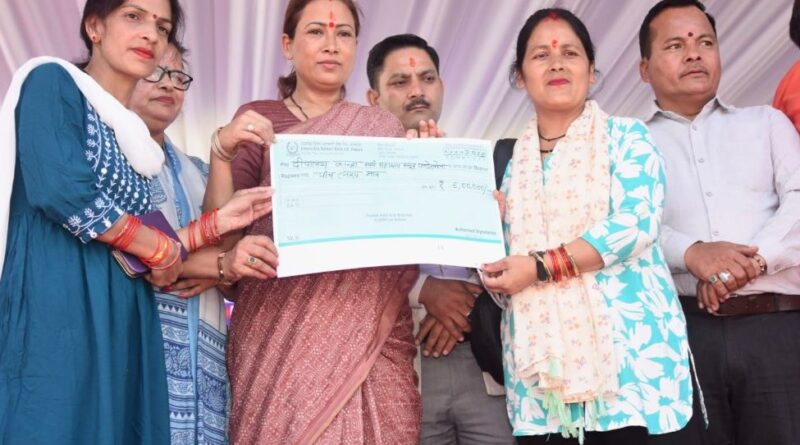 रेखा आर्या ने कहा, सहकारिता मॉडल से ग्रामीणों को मिला आर्थिक संबल, ग्राम सभा में माइक्रो एटीएम और लोन वितरण कार्यक्रम।