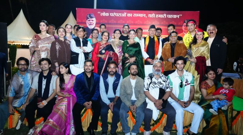 इगास के मौके पर कलाकारों ने मुख्यमंत्री धामी को शुभकामनाएं दीं और भेंट की।