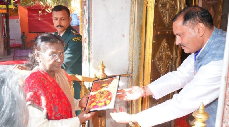 राष्ट्रपति मुर्मू ने नैना देवी शक्तिपीठ में माथा टेककर पूजा की।