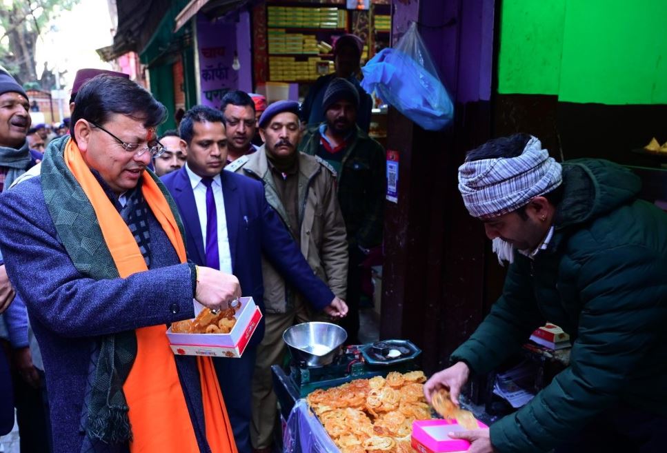 कपकोट बाजार में व्यापारियों से संवाद कर सीएम धामी ने लिया विभिन्न योजनाओं का फीडबैक