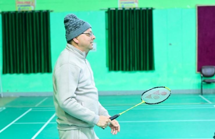 मुख्यमंत्री धामी ने इंडोर स्टेडियम में नवोदित खिलाड़ियों के साथ खेला बैडमिंटन