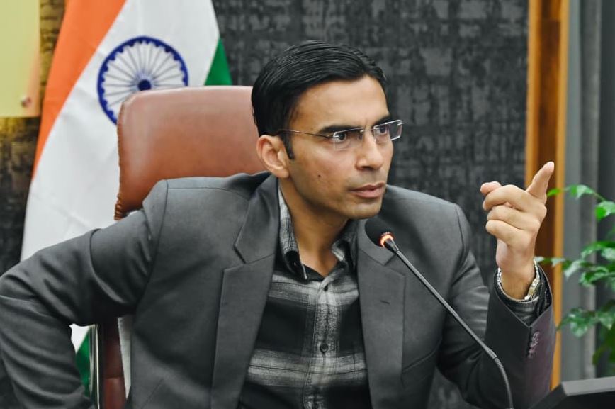 हाईवे और सार्वजनिक स्थलों पर बढ़ती गंदगी को लेकर जिला प्रशासन सख्त, कई अधिकारियों को नोटिस जारी