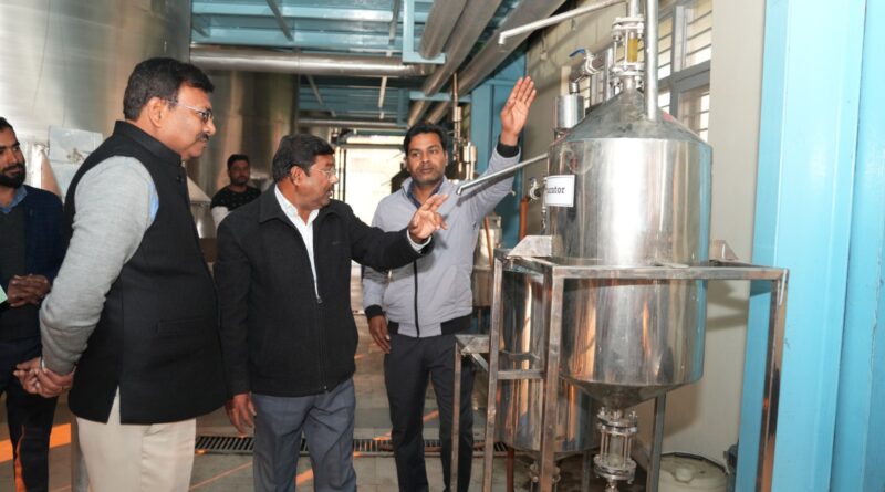 मुख्य सचिव आनन्द बर्द्धन ने देहरादून के सेलाकुई में सगन्ध पौधा केंद्र का निरीक्षण करते हुए कार्यों की समीक्षा की।