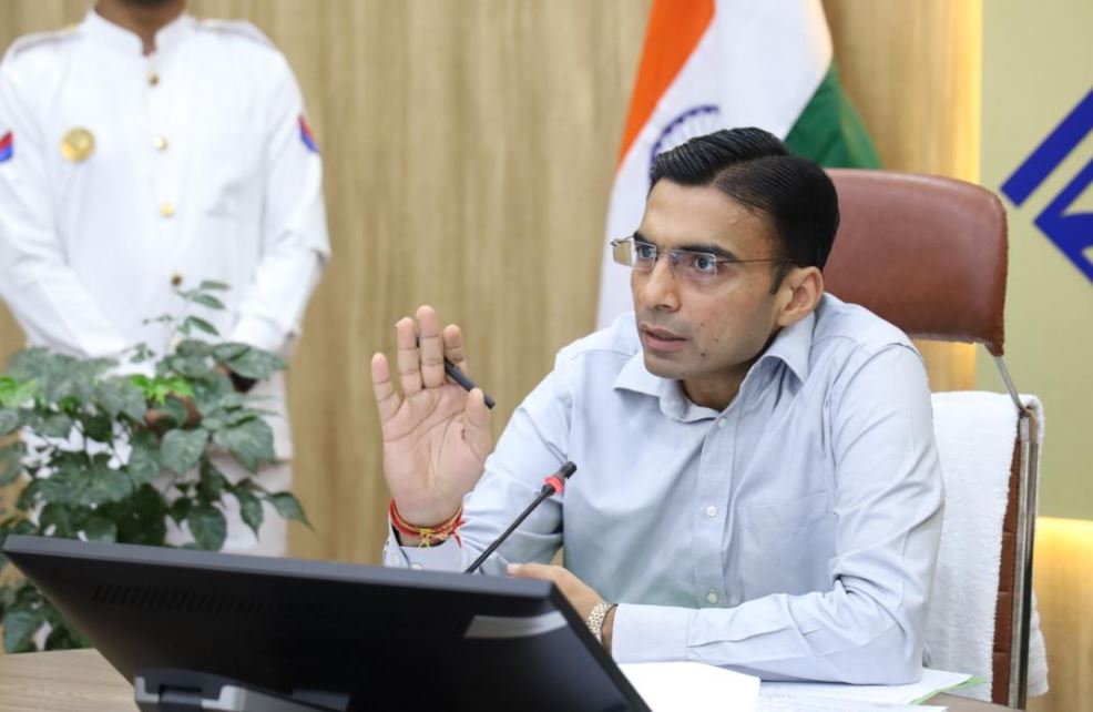 अवैध वसूली; भष्टाचार की शिकायत पर डीएम का सख्त एक्शन; पटवारी निलंबित