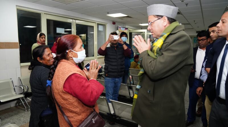 देर रात दून मेडिकल कॉलेज चिकित्सालय पहुंचे मुख्यमंत्री, व्यवस्थाओं का लिया जायजा