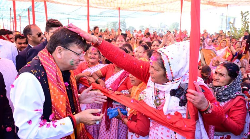 सीएम धामी ने जनसमुदाय संग साझा की उत्सव की खुशियां जनता ने पुष्पवर्षा कर किया भव्य स्वागत