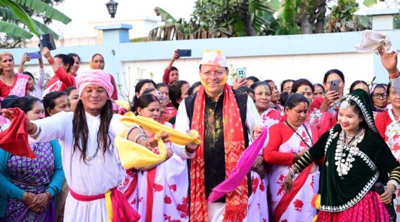 मुख्यमंत्री धामी ने सपरिवार उपस्थित होल्यारों का आत्मीय स्वागत एवं अभिनंदन किया