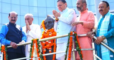 मुख्यमंत्री पुष्कर सिंह धामी ने एमडीडीए कॉम्प्लेक्स में स्व. हेमवती नंदन बहुगुणा की 107वीं जयंती पर उनकी प्रतिमा पर माल्यार्पण कर श्रद्धांजलि दी।