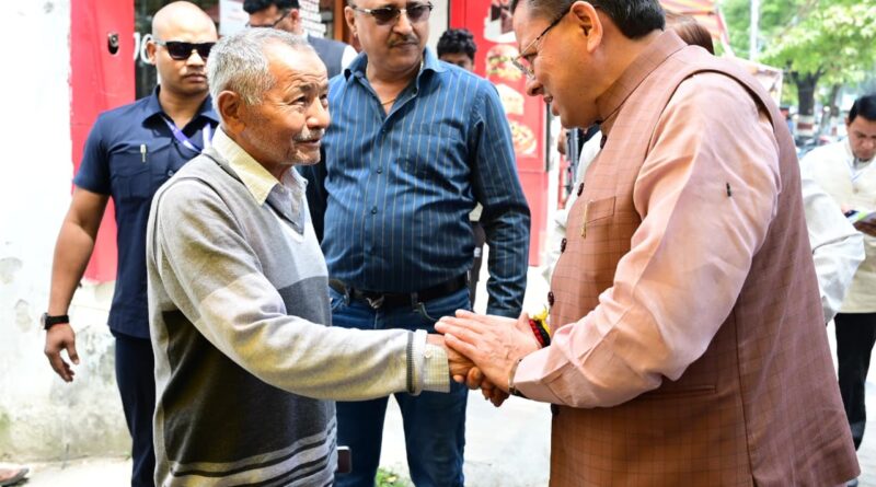 सीएम हेल्पलाइन पर दर्ज शिकायत की पड़ताल करने खुद मौके पर पहुंचे मुख्यमंत्री पुष्कर सिंह धामी