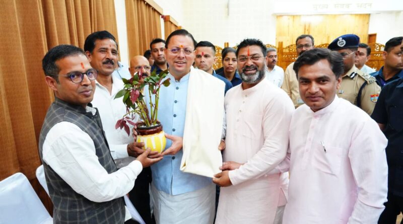 मुख्यमंत्री पुष्कर सिंह धामी ने मुख्य सेवक सदन में  प्रदेशभर से आए नागरिकों की समस्याएं सुनीं।