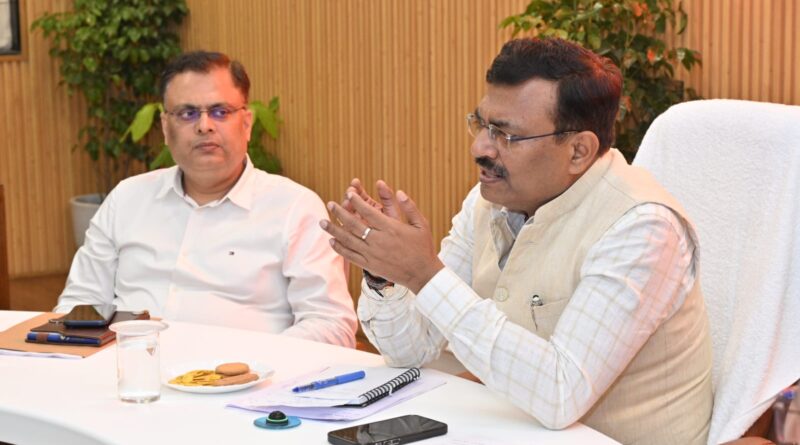 मुख्य सचिव आनन्द बर्द्धन ने ली फॉरेस्ट फायर की रोकथाम को लेकर शासन के उच्चाधिकारियों के साथ बैठक