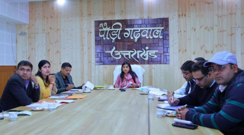 मुख्यमंत्री घोषणाओं से जुड़े कार्यों में किसी भी प्रकार की लापरवाही स्वीकार नहीं की जाएगी- डीएम