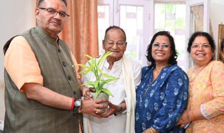 मंत्री गणेश जोशी ने रिटायर्ड हवलदार उदय सिंह थापा को दी 100वें जन्मदिवस की शुभकामनाएं