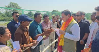 लोहियाहेड हेलीपैड पर सीएम धामी ने जनप्रतिनिधियों से संवाद किया।