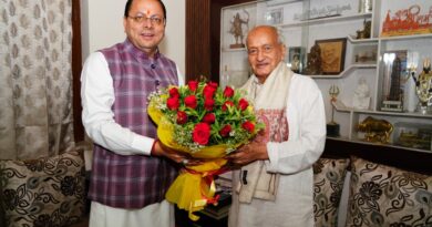 पद्म भूषण सम्मानित भगत सिंह कोश्यारी से मिले मुख्यमंत्री धामी।