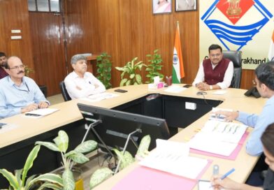 मुख्य सचिव आनन्द बर्द्धन ने देहरादून में विद्युत लाईनों की अंडरग्राउण्ड केबलिंग को लेकर ऊर्जा विभाग एवं जिलाधिकारी देहरादून के साथ महत्वपूर्ण बैठक की।