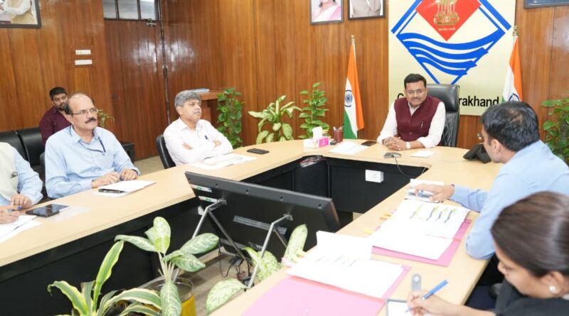 मुख्य सचिव आनन्द बर्द्धन ने देहरादून में विद्युत लाईनों की अंडरग्राउण्ड केबलिंग को लेकर ऊर्जा विभाग एवं जिलाधिकारी देहरादून के साथ महत्वपूर्ण बैठक की।