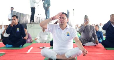 मुख्यमंत्री पुष्कर सिंह धामी ने बनबसा में किया सामूहिक योगाभ्यास, योग को दैनिक जीवन का हिस्सा बनाने का किया आह्वान