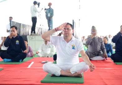 मुख्यमंत्री पुष्कर सिंह धामी ने बनबसा में किया सामूहिक योगाभ्यास, योग को दैनिक जीवन का हिस्सा बनाने का किया आह्वान