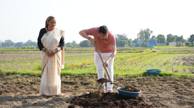 मुख्यमंत्री धामी ने खेत में चलाया टिलर, पारंपरिक कृषि और जैविक खेती को बढ़ावा देने का दिया संदेश