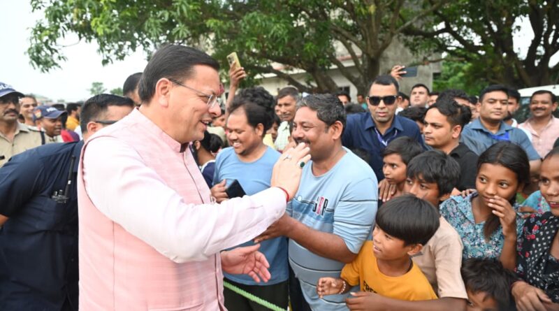 मुख्यमंत्री पुष्कर सिंह धामी को अपने बीच पाकर बच्चे हुए उत्साहित, जमकर खिंचवाईं तस्वीरें