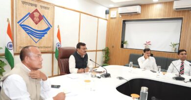 मुख्य सचिव आनन्द बर्द्धन ने जिलाधिकारियों के साथ वीडियो कॉन्फ्रेंसिंग के माध्यम से बैठक ली।