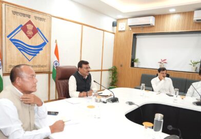 मुख्य सचिव आनन्द बर्द्धन ने जिलाधिकारियों के साथ वीडियो कॉन्फ्रेंसिंग के माध्यम से बैठक ली।