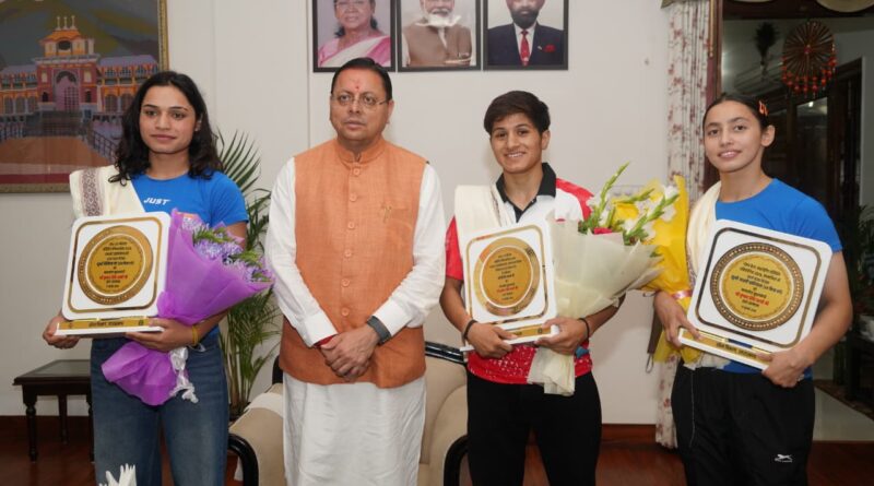 मुख्यमंत्री धामी से मिलीं अंतरराष्ट्रीय स्तर पर पदक जीतने वाली उत्तराखंड की महिला मुक्केबाज, मुख्यमंत्री ने किया सम्मानित